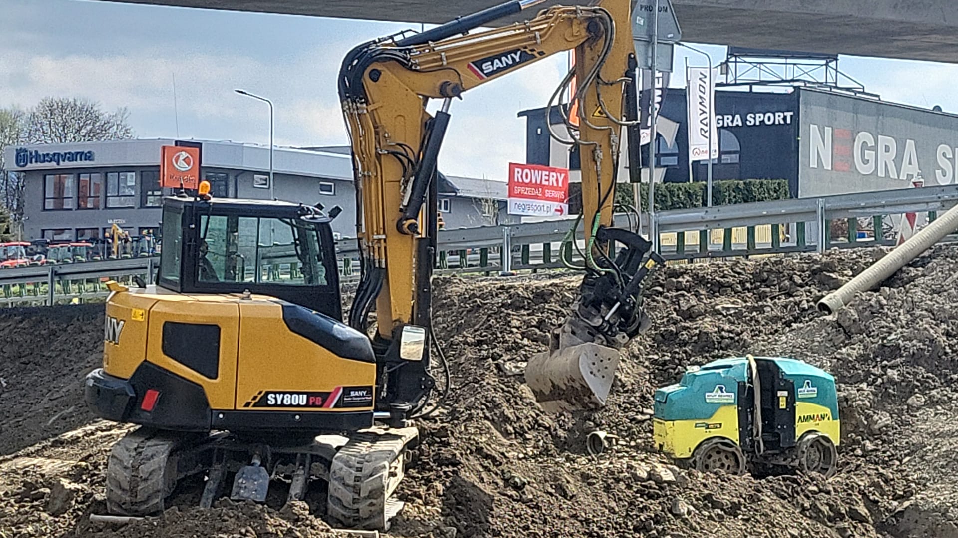 Roboty ziemne i usługi koparką – wykopy, niwelacja terenu | KMJ Group